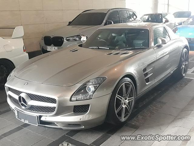 Mercedes SLS AMG spotted in Jakarta, Indonesia
