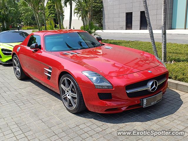 Mercedes SLS AMG spotted in Jakarta, Indonesia
