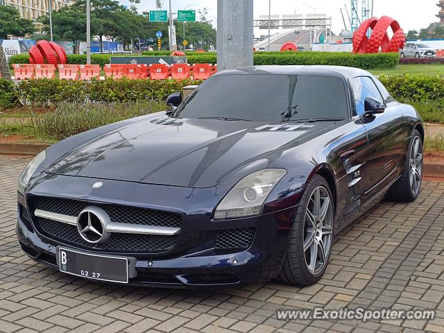Mercedes SLS AMG spotted in Jakarta, Indonesia
