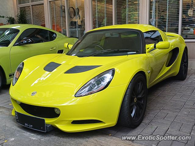 Lotus Elise spotted in Jakarta, Indonesia