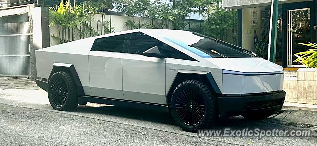 Tesla Roadster spotted in Caracas, Venezuela