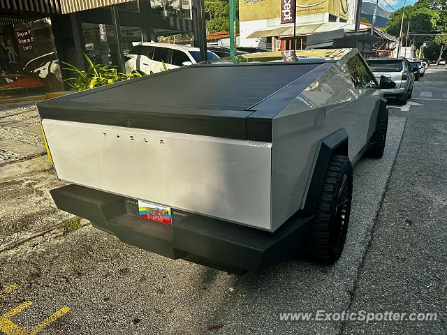 Tesla Roadster spotted in Caracas, Venezuela