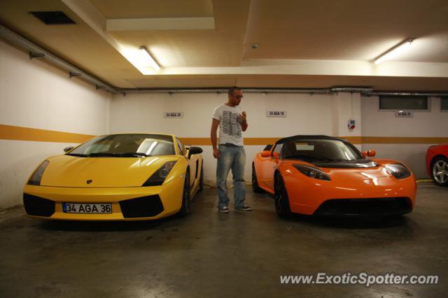 Tesla Roadster spotted in Istanbul, Turkey