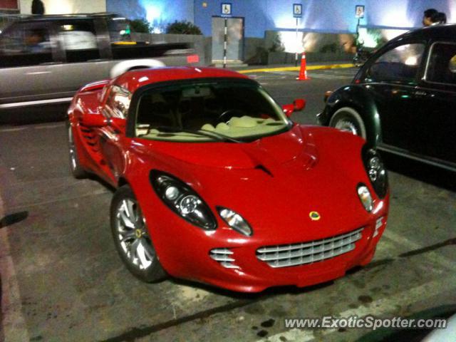 Lotus Elise spotted in Lima, Peru