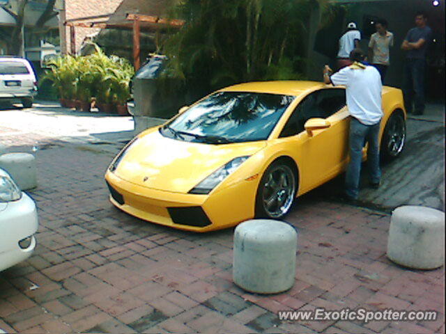 Lamborghini Gallardo spotted in Caracas, Venezuela