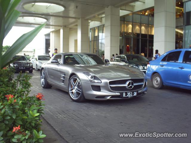 Mercedes SLS AMG spotted in Jakarta, Indonesia