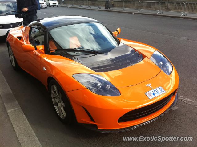 Tesla Roadster spotted in Paris, France