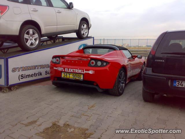 Tesla Roadster spotted in Istanbul, Turkey