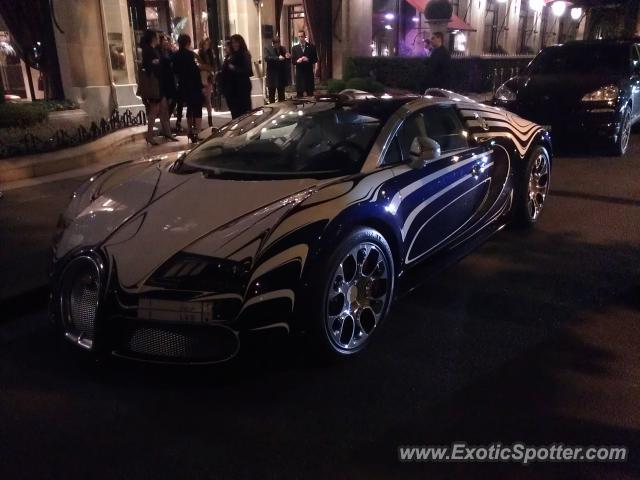 Bugatti Veyron spotted in Paris, France