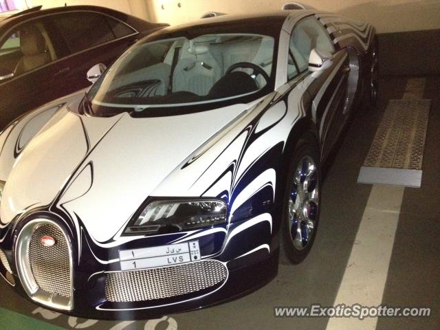 Bugatti Veyron spotted in Paris, France
