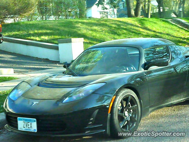 Tesla Roadster spotted in Minneapolis, Minnesota