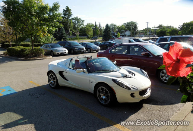 Lotus Elise spotted in Lake Zurich, Illinois