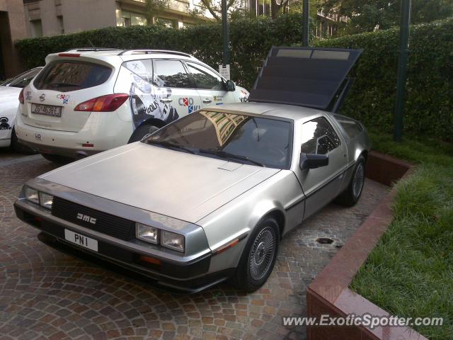 DeLorean DMC-12 spotted in Milano, Italy