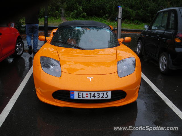 Tesla Roadster spotted in Oslo, Norway