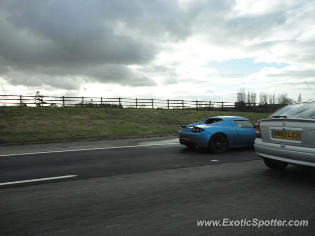 Tesla Roadster spotted in M-40 motorway, United Kingdom