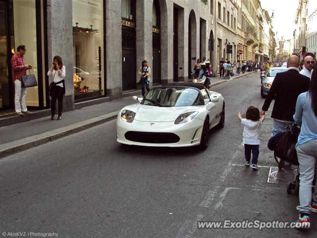 Tesla Roadster spotted in Milan, Italy